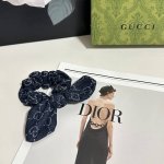 Special packaging Gucci classic flower hair band looks great on your head or in