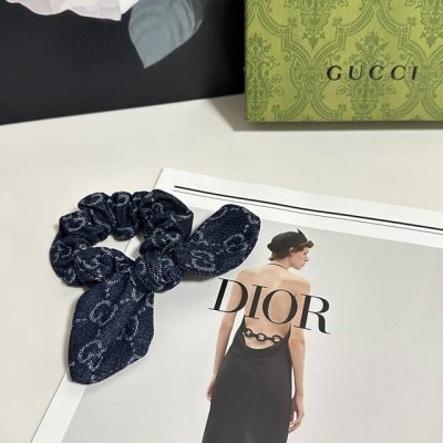 Special packaging Gucci classic flower hair band looks great on your head or in