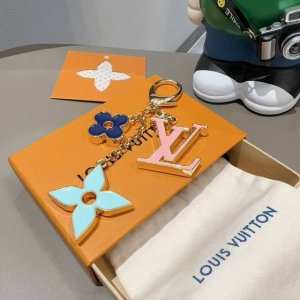 Louis Vuitton official website keychain Lv classic four-petal flower design, sta