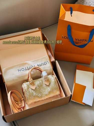 Small golden fortune bag with box Size: 16*11*9 L's gold Speedynano Very cute Sp