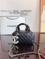 Chanel Chanel Confort Boston is so attractive at first sight. The double C logo