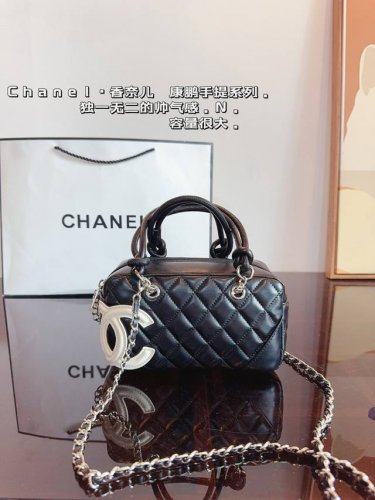 Chanel Chanel Confort Boston is so attractive at first sight. The double C logo