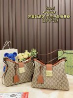 Details DDD: Gucci's new shopping bag. The Gg pattern and striped ribbon, two of