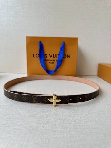 This 2.0L wide Lv Iconic belt gives traditional elements a modern twist. Its sli