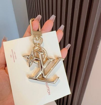 Lv Keychain Enamel Craft Lv Letter Pendant Pop Flower Bag and keychain charm is