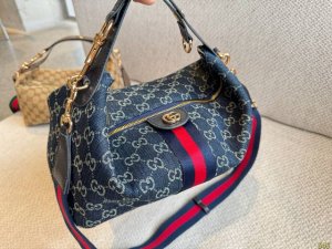 Gucci's new Hobo underarm bag The Hobo is the one that's bringing the aura to to