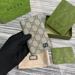 A long card holder with Gg Supreme details. Gucci's signature Gg detailing is c