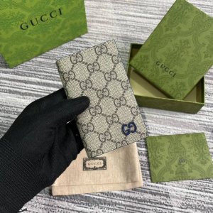 A long card holder with Gg Supreme details. Gucci's signature Gg detailing is c