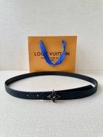 2.0 Wide Lv Iconic belt brings a modern twist to traditional elements. Slim size