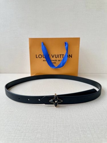 2.0 Wide Lv Iconic belt brings a modern twist to traditional elements. Slim size