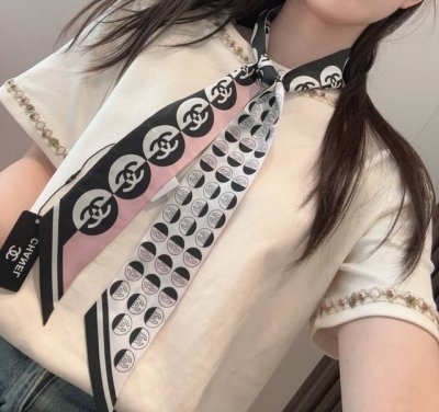 Chanel Twilly scarf is here, Chanel cartoon letters is a real cutie, everyone ho