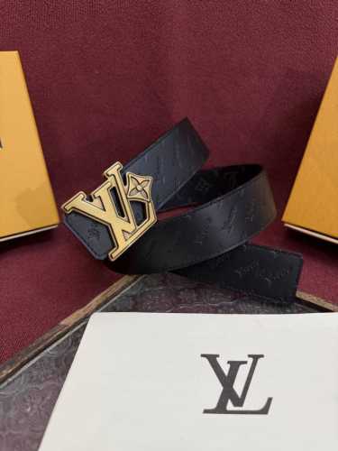 Lv Dimension 4.0 reversible belt introduces classic style to a fresh design. The