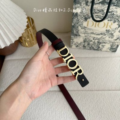 This Dior belt features a reversible design with a detachable buckle. Crafted fr