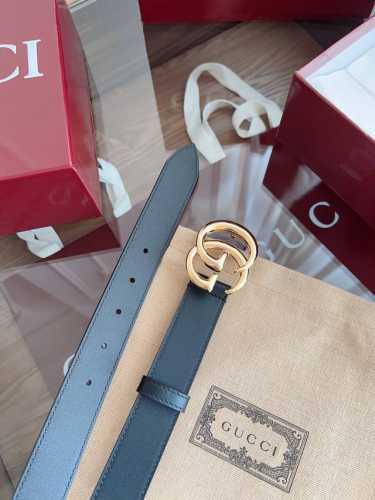 -Gucci. Made of top-grain calfskin, width 3.0cm. New Gucci logo horizontal label