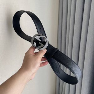 Comes with a full set of Gucci gift box. A classic Gucci product from the offici