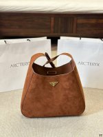 Prada's latest 24 Tote shopping bag is worth this series and will be the main st