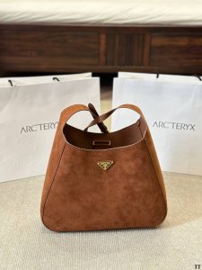 Prada's latest 24 Tote shopping bag is worth this series and will be the main st