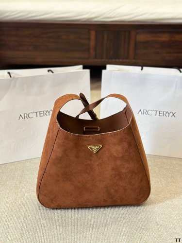 Prada's latest 24 Tote shopping bag is worth this series and will be the main st