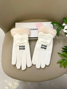 Miu Miu's new wool gloves are softer, finer, and more skin-friendly, with bette