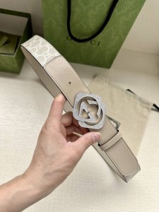 Width 3.8cm Gucci's double-sided leather belt cleverly combines Gg Supreme canva