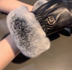 Gucci 2025 Fall/Winter Slow Rabbit Fur Touchscreen Gloves - A must-have for all