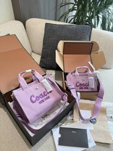 Coach's Cargo series is a must-have style among simple items This chubby tote is