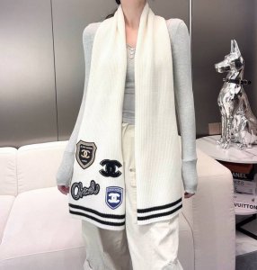 Chanel stamp knitted scarf Exquisite badges, striped edges, threaded hems, knit