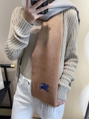 Family perk is here!! Burberry high-end heavyweight men's scarf! Highly recommen