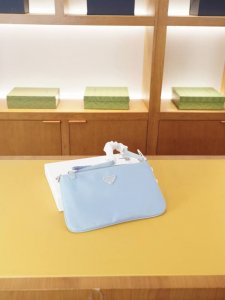 Prada's official website's high-end clutch bag is a global hit. Made with premiu