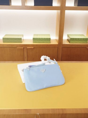 Prada's official website's high-end clutch bag is a global hit. Made with premiu