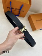 This 3.4-width LV Aerogram reversible belt features a matte LV Aerogram buckle i