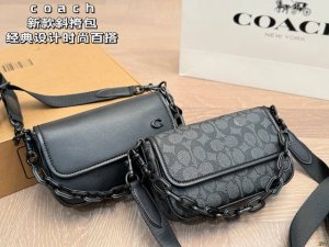 Coach Crossbody Bag Classic design, fashionable and versatile The capacity is re