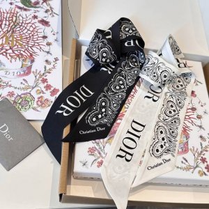 Dior's latest double-layer headband. It looks better and better the more you lo