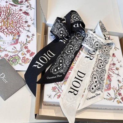 Dior's latest double-layer headband. It looks better and better the more you lo