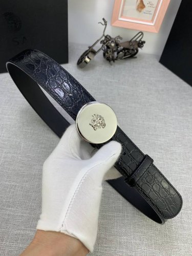 Width: 4.0cm This Versace belt features the iconic Versace Medusa head buckle, a