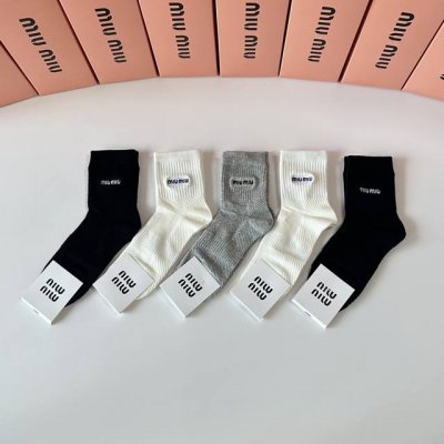 Special packaging from the boutique! Miu Miu's new embroidered mid-length slouch