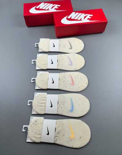Special Offer: Nike Women's Invisible Socks, 5 pairs per box, jacquard classic l