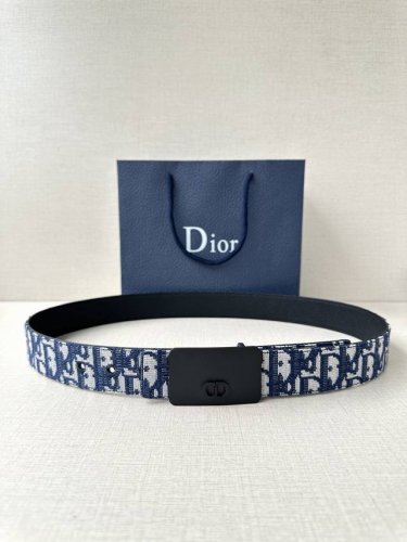 Width 3.5Cm This stainless steel metal belt buckle from Dior is a new addition t