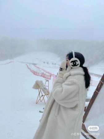 The straps are detachable. Chanel 2025 Fall/Winter long sheepskin gloves with ra - Click Image to Close