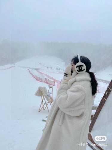 The straps are detachable. Chanel 2025 Fall/Winter long sheepskin gloves with ra