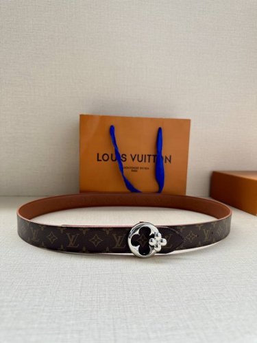 This 3.0 wide women's belt is made of select brown leather, adorned with the cl