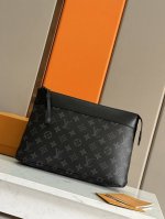 Premium original M82543 Pochette Voyage Souple Clutch. Crafted from soft Monogr