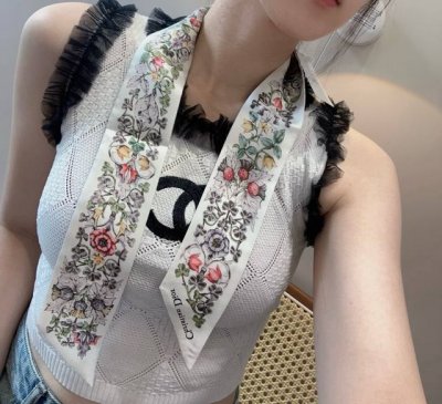 Dior Dior floral latest double-layer headband. It really looks better the more y