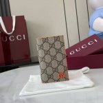 This premium two-tone card holder is a masterpiece from the Pre-Fall 2025 collec