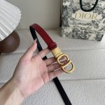 Dior's saddle belt is a classic accessory. Reinterpreted in grained cowhide leat