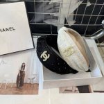 Comes with packaging box Chanel's latest mini headband, super pretty! Exudes ele