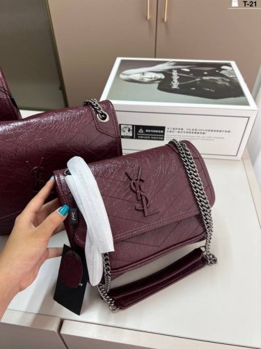 Small YSL Niki messenger bag is simply irresistible, super elegant and high-end,