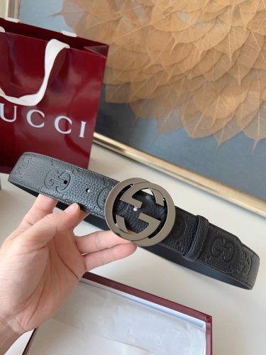 Gucci classic full-leather embossed top, 4.0cm wide, with the new boutique logo Gucci classic full-leather embossed top, 4.0cm wide, with the new boutique logo
