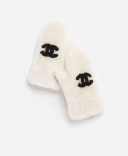 The straps are detachable. Chanel 2025 Fall/Winter long wool and lambskin gloves