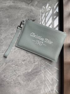 This A5 clutch is an elegant and minimalist accessory. Crafted from Dior Grey gr